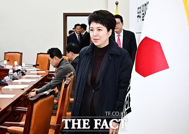 국민의힘이 정부의 10·15 부동산 대책과 관련해 행정소송을 제기할 방침이다. 사진은 김은혜 국민의힘 의원이 지난 18일 오전 서울 여의도 국회에서 열린 최고위원회의에 참석하고 있는 모습. /배정한 기자