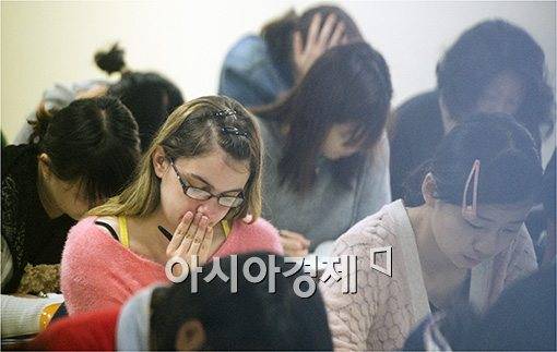 한국어능력시험을 보고 있는 외국인들. 아시아경제DB.