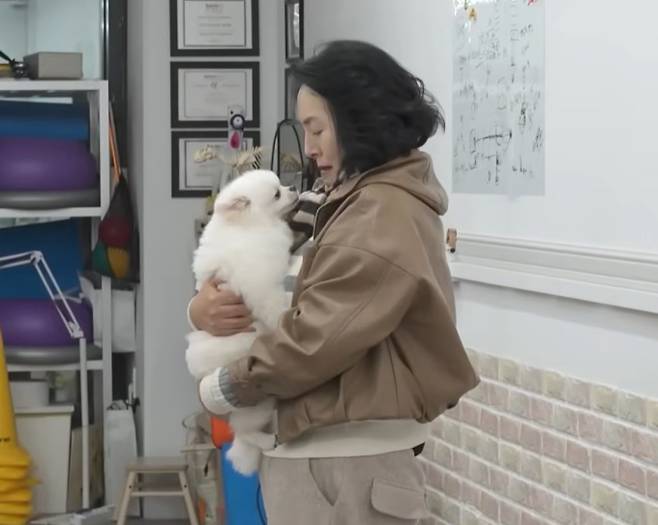 26일 방송되는 MBC '나 혼자 산다'에서는 기안84가 어머니와 함께 유기견 보호소를 찾는 모습이 그려진다. 기안84는 최근 13년간 키우던 반려견 '캔디'를 떠나보낸 후 어머니가 겪을 상실감을 걱정해 입양을 결심했다고 밝혔다. 이날 방송에서는 강아지를 안고 모처럼 환하게 웃는 어머니의 모습과, 기안84 곁에 운명처럼 다가와 안긴 유기견의 모습이 공개돼 훈훈함을 자아낸다.