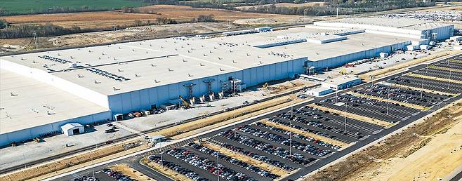 SK온SK온과 미 포드의 배터리 생산 합작 법인인 ‘블루오벌SK’의 테네시주 공장 전경. SK온은 포드의 전기차 전략 축소 등 시장 침체를 고려해 법인 청산을 결정했다. LG에너지솔루션도 북미 거점에서 GM, 혼다 등 완성차 파트너와 조 단위 사업 재편에 들어가는 등 K배터리 업계 전반에 구조조정 칼바람이 불고 있다.