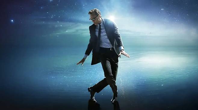 영화 '척의 일생' 포스터 이미지인데 저는 여러 포스터 중에서 이 컷이 제일 좋더군요. 서른 아홉에 뇌종양으로 세상을 떠난 남자, 찰스 크란츠의 일생이 이 한 컷에 담겨 있습니다./워터홀컴퍼니