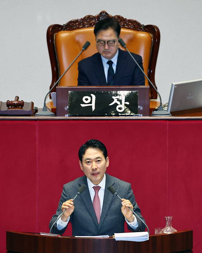 [서울=뉴시스] 김명년 기자 = 장동혁 국민의힘 대표가 23일 오전 서울 여의도 국회에서 열린 제430회국회(임시회) 제2차 본회의에서 '내란전담재판부설치 관련 법안'에 대한 무제한토론(필리버스터)을 하고 있다. 2025.12.23. kmn@newsis.com