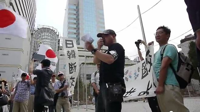 일본 국수적인 단체들이 지난 2020년 7월 24일 도쿄 신주쿠에서 일한국교 단절을 요구하는 혐한 집회를 열었다./유튜브
