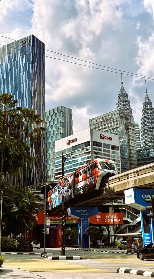 쿠알라룸푸르의 마천루는 급속한 도시발전을 상징한다.