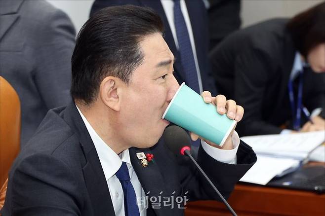 김병기 더불어민주당 원내대표가 지난 18일 오전 국회에서 열린 국회 운영위원회 전체회의에서 물을 마시고 있다. ⓒ데일리안 홍금표 기자