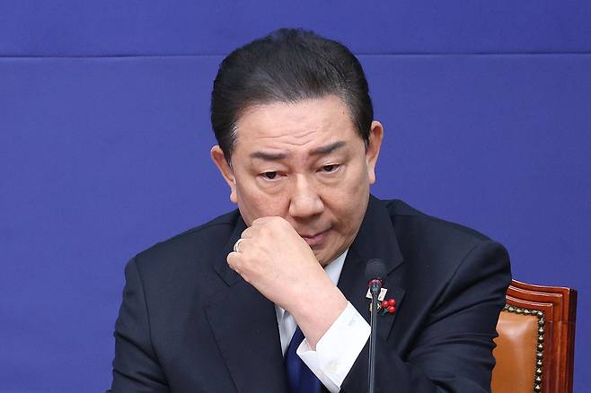 김병기 더불어민주당 원내대표가 24일 서울 여의도 국회에서 열린 최고위원회의에서 생각에 잠겨 있다. 2025.12.24/뉴스1