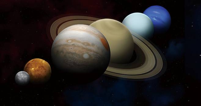 내년 2월 말 수성, 금성, 목성, 토성, 천왕성, 해왕성이 지구의 공전궤도면인 황도를 따라 줄지어 보이는 ‘행성 퍼레이드’를 볼 수 있을 것으로 예측된다. 사진은 6개 행성의 모습을 나타낸 가상의 이미지. 왼쪽부터 수성(Mercury), 금성(Venus), 목성(Jupiter), 토성(Saturn), 천왕성(Uranus), 해왕성(Neptune). 게티이미지뱅크