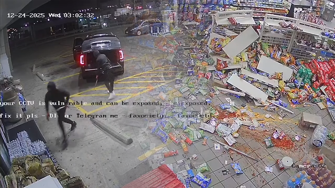 성탄절 전날 미국 텍사스에서 2인조 괴한이 도난 SUV로 편의점 ATM을 통째로 뜯어냈으나 도주 중 기계가 길가에 떨어지는 소동이 벌어졌다. 경찰은 범행 수법이 동일한 점에 주목해 이번 사건을 연쇄 절도 조직의 소행으로 보고 주황색 장갑을 낀 용의자들을 추적 중이다. White Settlement Police Department 제공