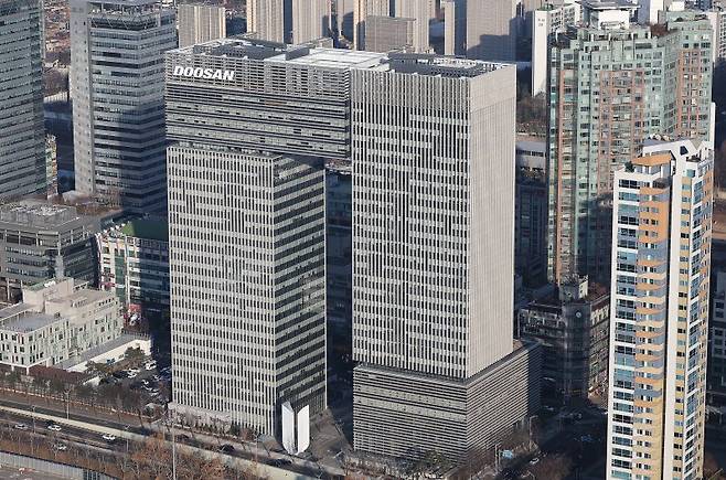 DS투자증권은 26일 두산에 대해 SK실트론 인수 자금 우려가 해소됐다고 평가했다. 두산이 두산로보틱스 지분 1170만주 담보 주가수익스왑(PRS) 계약 체결로 9477억원 규모 자금을 조달키로 하면서다. 두산로보틱스 지분율은 기존 68%에서 50%로 낮아진다. 시진은 경찰청 헬기에서 바라본 경기 성남시 분당구 분당두산타워. 2025.1.24/뉴스1