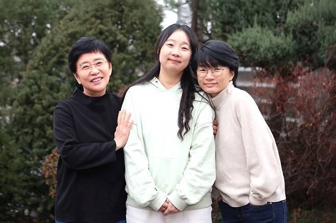 ‘방구석이 좋을 리가 있나’ 책을 함께 지은 행복공장 노지향 원장, 김초롱씨, 임지영 기획자(왼쪽부터). 최현수 기자 emd@hani.co.kr