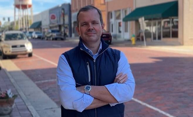 자신이 경영하던 회사를 판 자금을 종업원에게 나눠준 미국 루이지애나 미든의 파이버본드 대표인 그레이엄 워커. 월스트리트저널 누리집 갈무리