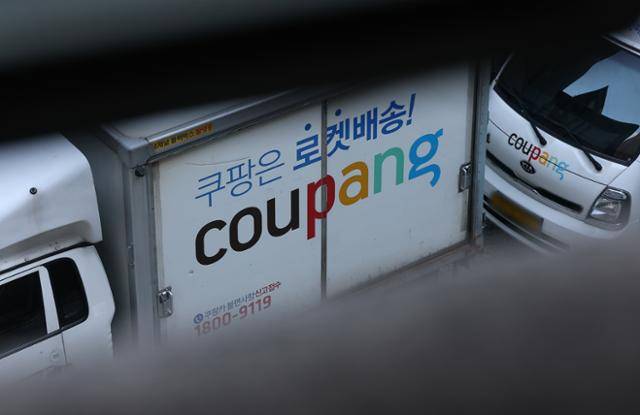 대통령실이 쿠팡의 대규모 개인정보 유출사태 대책 마련을 위한 관계부처 장관급 회의를 연 25일 서울의 한 주차장에 쿠팡 배송차량이 주차돼 있다. 연합뉴스