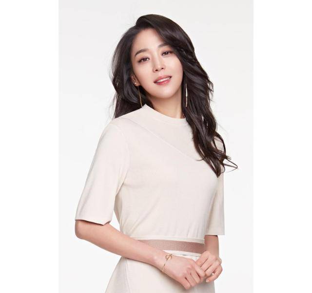 배우 한고은이 최근 하반신 마비 증상을 겪었다고 고백했다. 마다엔터테인먼트 제공