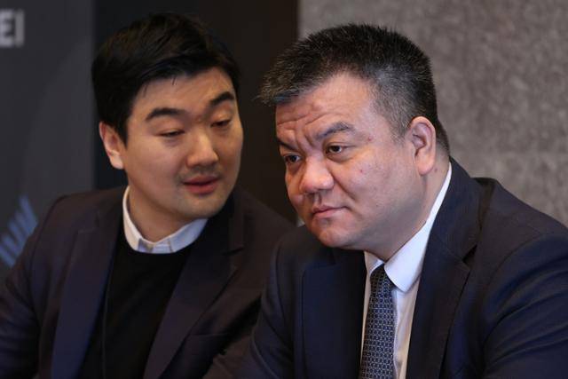 한국화웨이의 발리안 왕(오른쪽) 최고경영자(CEO)와 에릭 두 부사장이 26일 서울 중구 더플라자호텔에서 열린 '화웨이 데이 2025'에 참석해 대화하고 있다. 연합뉴스