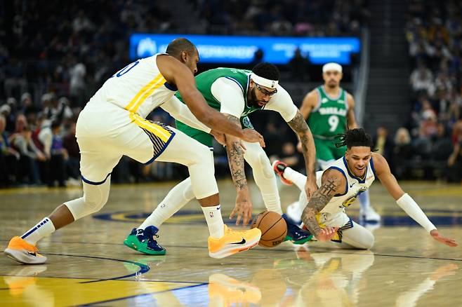 <yonhap photo-0740=""> Dallas Mavericks forward Anthony Davis, center, Golden State Warriors center Al Horford, left, and guard Will Richard, right, reach for a loose ball during the first half of an NBA basketball game Thursday, Dec. 25, 2025, in San Francisco. (AP Photo/Eakin Howard)/2025-12-26 08:46:30/ <저작권자 ⓒ 1980~2025 ㈜연합뉴스. 무단 전재 재배포 금지, AI 학습 및 활용 금지></yonhap>