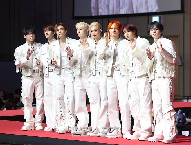 그룹 스트레이 키즈가 25일 오후 인천 중구 인스파이어 리조트 오션타워에서 열린 2025 SBS 가요대전 레드카펫 행사에 참석해 포토타임을 갖고 있다. 인천=서병수 기자 qudtn@edaily.co.kr /2025.12.25/