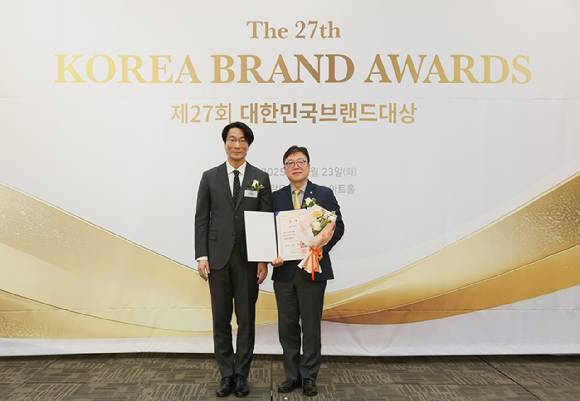 오뚜기의 대표 라면 브랜드 진라면이 '제27회 대한민국브랜드대상'에서 대통령상을 수상했다. 차선웅 오뚜기 마케팅실 상무(오른쪽)와 임경섭 산업통상부 팀장이 기념촬영을 하고 있다. [사진=오뚜기 제공]