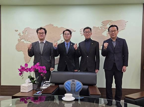 (왼쪽부터) 박창현 양산상공회의소 회장, 신정학 사무국장, 박대조 대통령 직속 국가AI전략위원회 자문위원, 김성훈 인제대 산학협력단 특임교수가 간담회를 진행하고 파이팅을 외치고 있다. [사진=박대조 국가AI전략위원회 자문위원]