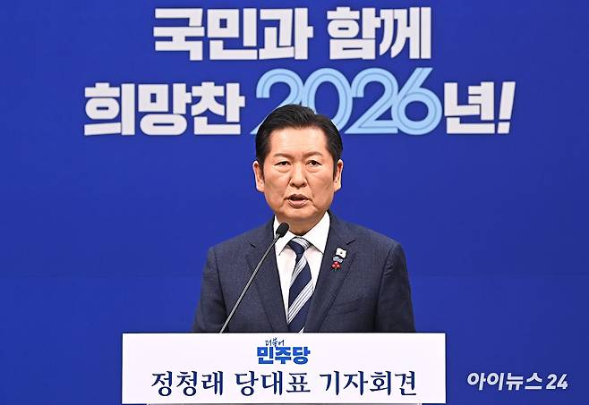 더불어민주당 정청래 대표가 26일 서울 여의도 국회에서 열린 기자회견에서 발언하고 있다. [사진=곽영래 기자]