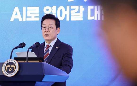 이재명 대통령이 지난 9월 서울 중구 서울스퀘어에서 열린 국가인공지능(AI) 전략위원회 출범식에서 발언하고 있다. [사진=연합뉴스]