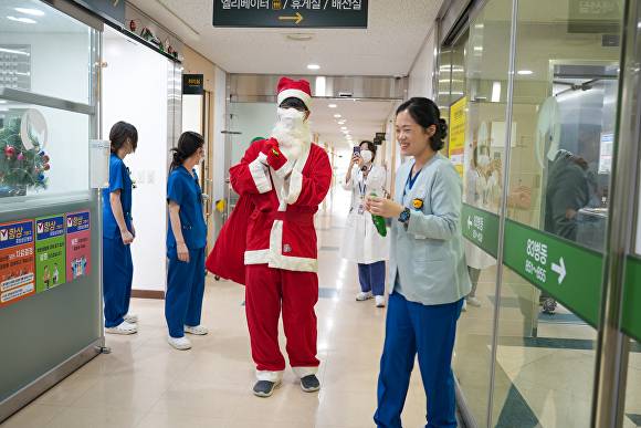 지난 24일 포항성모병원이 성탄절을 맞아 입원 환자들을 위한 '2025년 성탄 환자방문' 행사를 열고 있다. [사진=포항성모병원]