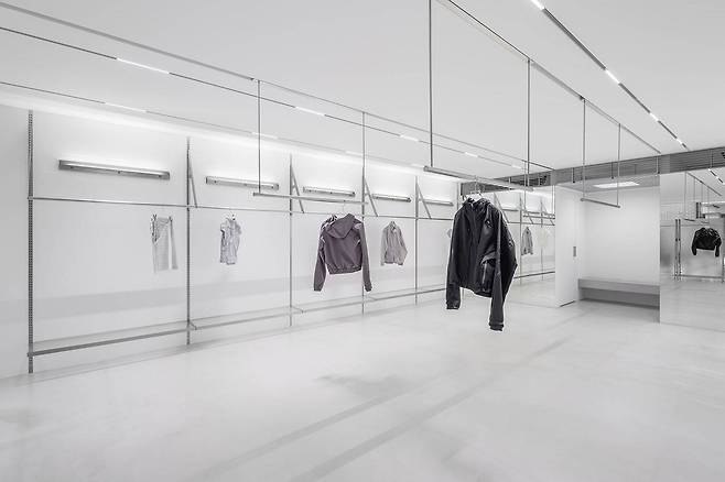 의류 브랜드 오호스(OJOS)의 쇼룸은 굿디자인 어워즈에 선정됐다 / 출처=담장너머