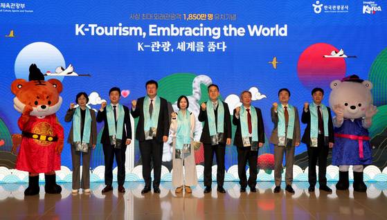 지난 23일 인천공항에서 1850만번째 방한 관광객을 환영하는 행사가 열렸다. 장진영 기자