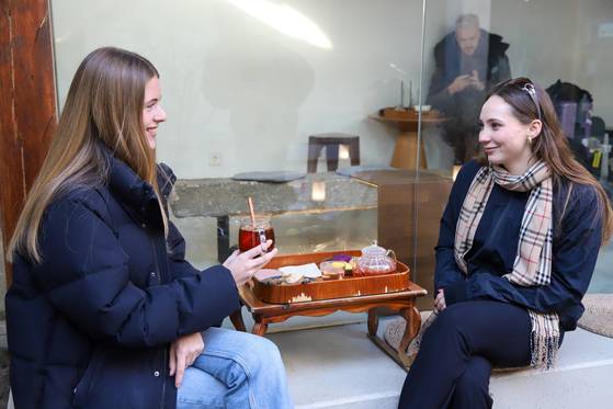 홍대 인근 한옥 카페에서 한국 전통 차와 간식을 즐기는 독일 여행객의 모습. 최승표 기자