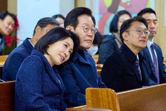 이재명 대통령과 김혜경 여사가 25일 인천 계양구 해인교회에서 성탄 예배를 하고 있다. 대통령 옆에는 김남준 대변인이 동행했다. [사진 대통령실]