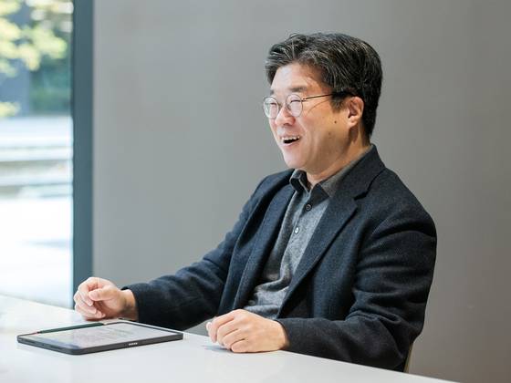 서울 마포구 중앙일보 사옥에서 만난 박찬구 경영자 코치. 박 코치는 공대 출신 대기업 연구원으로 직장 생활을 시작해 미국 펜실베니아 대학교 와튼스쿨에서 MBA를 취득 후 삼성경제연구소, 아서디리틀에서 컨설턴트로 일했다. 이후 기업 현장으로 돌아와 (주)재능교육 임원, 도레이케미칼(주)와 세방전지(주)의 대표이사를 지냈다. 사진 폴인