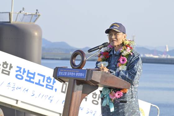 11월 19일 진해 잠수함사령부에서 열린 장보고함 마지막 항해 임무 축하 환영 행사에서 안병구 초대 장보고함장이 소감을 말하고 있다. 해군