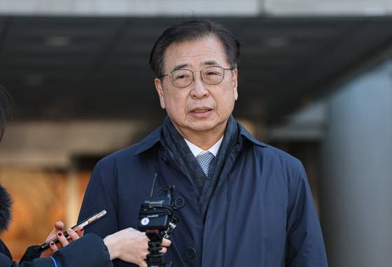 '서해 공무원 피격 사건' 은폐 시도 및 '월북몰이' 혐의로 재판에 넘겨진 서훈 전 국가안보실장이 26일 선고기일을 마친 뒤 법원을 나서고 있다. 뉴스1