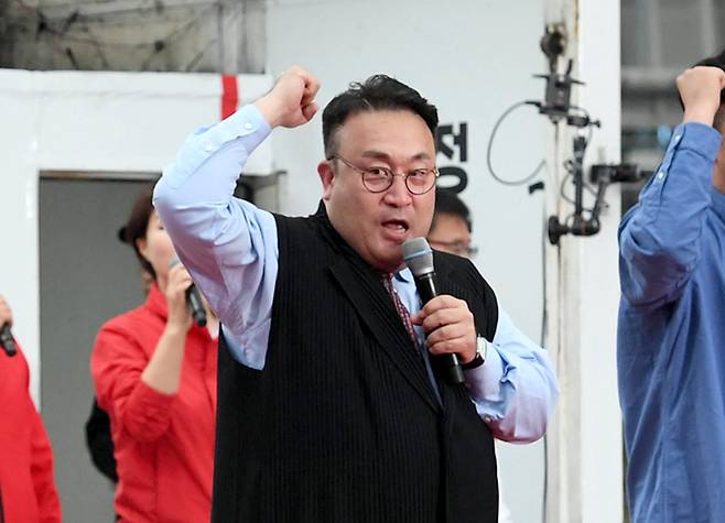 이혁재 마이크를 들고 있는 공개 행사 사진 - 사건 현장 사진 아님