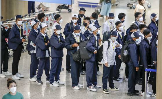 인천국제공항에서 입국 수속 중인 외국인 근로자들. [뉴시스]