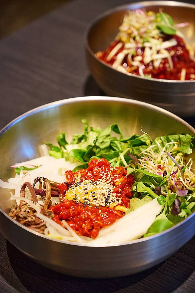 신선한 육회 위에 알밤을 곱게 다져 올린 공주알밤한우 육회. 사진=도진영