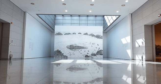 허윤희, 물의 평화, 2025, Charcoal on wall, 480×682cm. 폐막일인 2026년 2월 22일이 되면 이 작업은 허윤희 작가에 의해 지워진다. /대구미술관