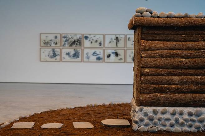 이번 전시를 통해 최초로 선보이는 독일 유학시절 목탄으로 드로잉한 작품과 프랑스 갈랑에서 작업한 '관집'./ 대구미술관