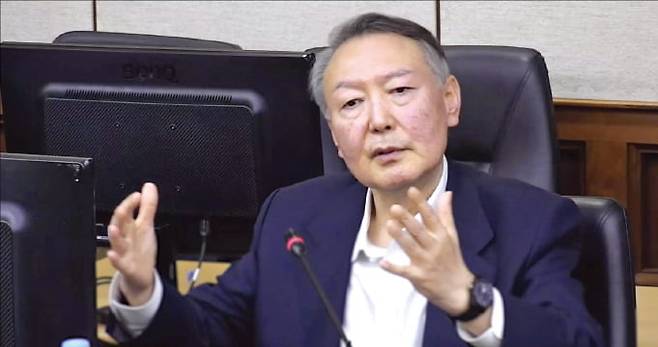 윤석열 전 대통령이 26일 서울중앙지방법원에서 열린 특수공무집행방해 및 직권남용권리행사방해 등 혐의 사건의 결심 공판에서 최후 진술을 하고 있다.  /서울중앙지법 제공