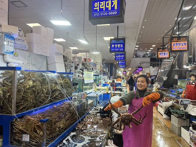 The owner of the “Uiri Daegae” shop holds a king crab at Noryangjin Fish Market in Dongjak-gu, Seoul, Saturday. (Kim Jae-heun/The Korea Herald)