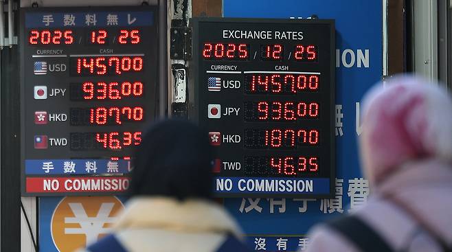An electronic board shows exchange rates at a currency exchange office in Myeong-dong, Seoul, on Dec. 25. [NEWS1]
