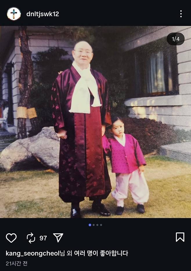 Young Chun Woo-won, right, with his grandfather, former President Chun Doo Hwan, in a photo uploaded to Chun Woo-won's Instagram account on Dec. 25. [SCREEN CAPTURE]