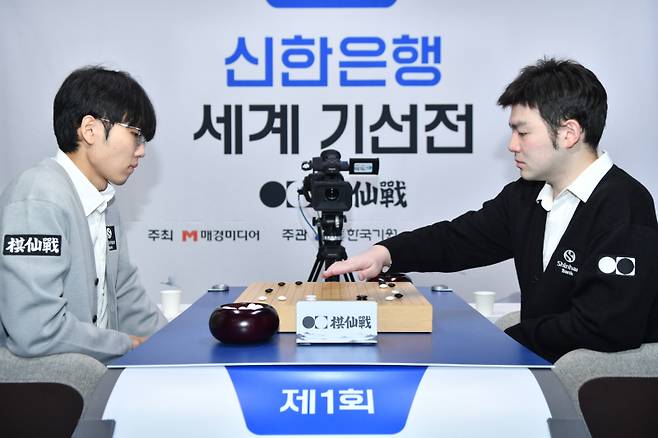 신진서 9단(왼쪽)이 중국 강호 리쉬안하오 9단을 제압하고 기선전 16강에 올랐다. 신 9단의 다음 상대는 중국 랭킹 1위 딩하오 9단이다. 한국기원 제공