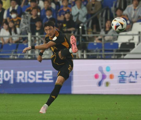 정우영 '슛이다'. 사진[연합뉴스]