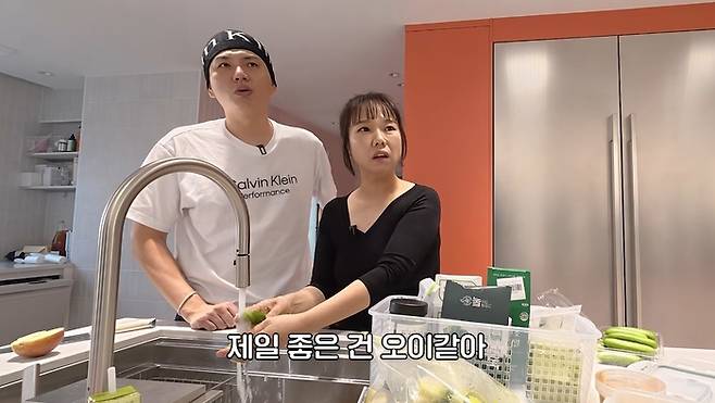 식사 전 야채로 오이를 추천하는 홍현희. 사진|유튜브 채널 ‘홍쓴TV’