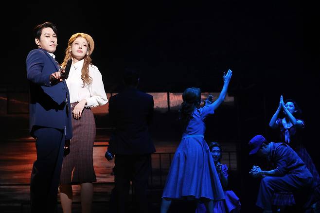 배우 조형균과 홍금비가 18일 오후 서울 종로구 홍익대학교 대학로 아트센터에서 열린 뮤지컬 ‘보니 앤 클라이드’ 프레스콜에서 주요 장면을 시연하고 있다. [연합뉴스]