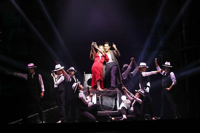 배우 배나라와 홍금비가 18일 오후 서울 종로구 홍익대학교 대학로 아트센터에서 열린 뮤지컬 ‘보니 앤 클라이드’ 프레스콜에서 주요 장면을 시연하고 있다. [연합뉴스]