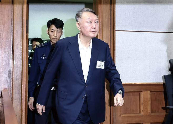 4월 4일 헌법재판소는 윤석열 전 대통령을 전원 일치로 파면했다. 사진은 법정에 들어서는 윤석열 전 대통령.  (사진공동취재단)