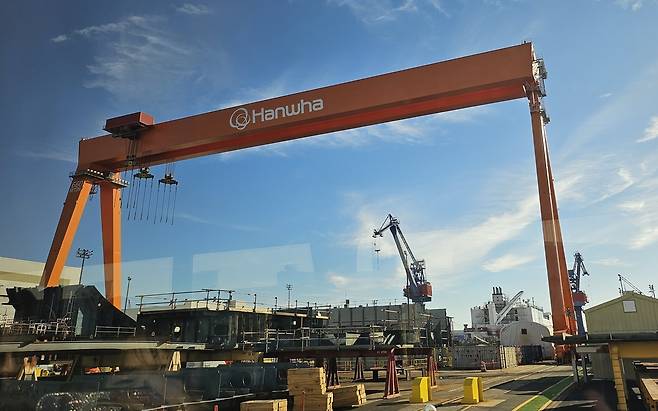 미국 펜실베이니아주 한화필리조선소에서 660톤급 골리앗 크레인이 미국 해사청 국가 안보 다목적 선박(NSMV)을 건조하고 있다. 박혜원 기자