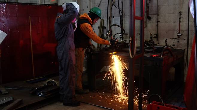 한화필리조선소 교육 센터에서 견습생들이 용접 작업을 진행하고 있다. 박혜원 기자
