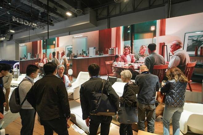 올해 1월 미국 라스베이거스에서 열린 CES 2025를 찾은 관람객이 세라젬관에서 제품을 살펴보고 있는 모습.  [세라젬 제공]